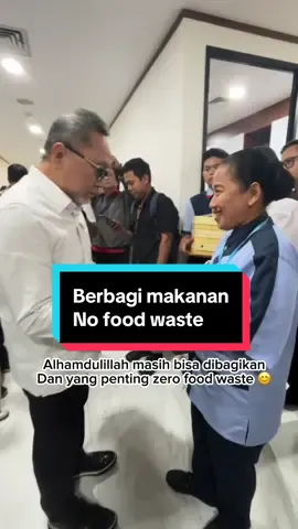 Lagi! Pak Menko @zul.hasan pungutin makan sisa rapat. Makanan sisa ya bukan makanan bekas! #zulkiflihasan #zerofoodwaste #berbagi #berbuatbaik #bagibagi 