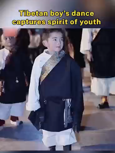 👦 Malý tibetský chlapec tančí tradiční tanec Guozhuang. #Guozhuang #TibetskáKultura #Tanec #Hrdost #Tradice #Trending #Čína