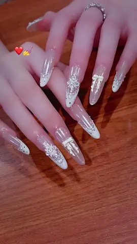 Đẹp á🥰😍💅 #Trinhkelly  #nailquan1  #trinhkellynail  #2025  #xuhuong  #phụkiennail #swarokicrystals  #nailbox 