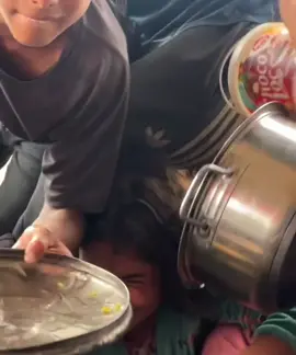 كيف يهون على هذا العالم أن يرى أطفال غزة يتضوّرون جوعًا، ويمضي كأن شيئًا لم يكن؟ أجسادٌ صغيرة تحوّلت إلى هياكل عظمية، عيون غارقة في الذبول، وصرخات خافتة لا تجد من يصغي لها. في بقعة من هذا الكوكب، يُعاقَب الأطفال بلقمتهم، وتُحاصَر براءتهم حتى الموت. أي عالم هذا الذي يرى الجوع ينهش الصغار، ثم يدير وجهه ببرود؟ أي إنسانية تُجيز أن يُترك طفلٌ يبكي من الألم، لا لذنبٍ ارتكبه، بل لأنه وُلد في غزة؟ صمت العالم ليس حيادًا... إنه مشاركة في الجريمة.