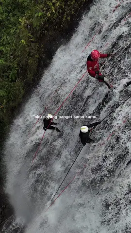 Derasnya air lebih tenang daripada berisiknya manusia💆🏻‍♀️  Keluarin draft #CapCut #canyoneering #curugcikondang #fyp #