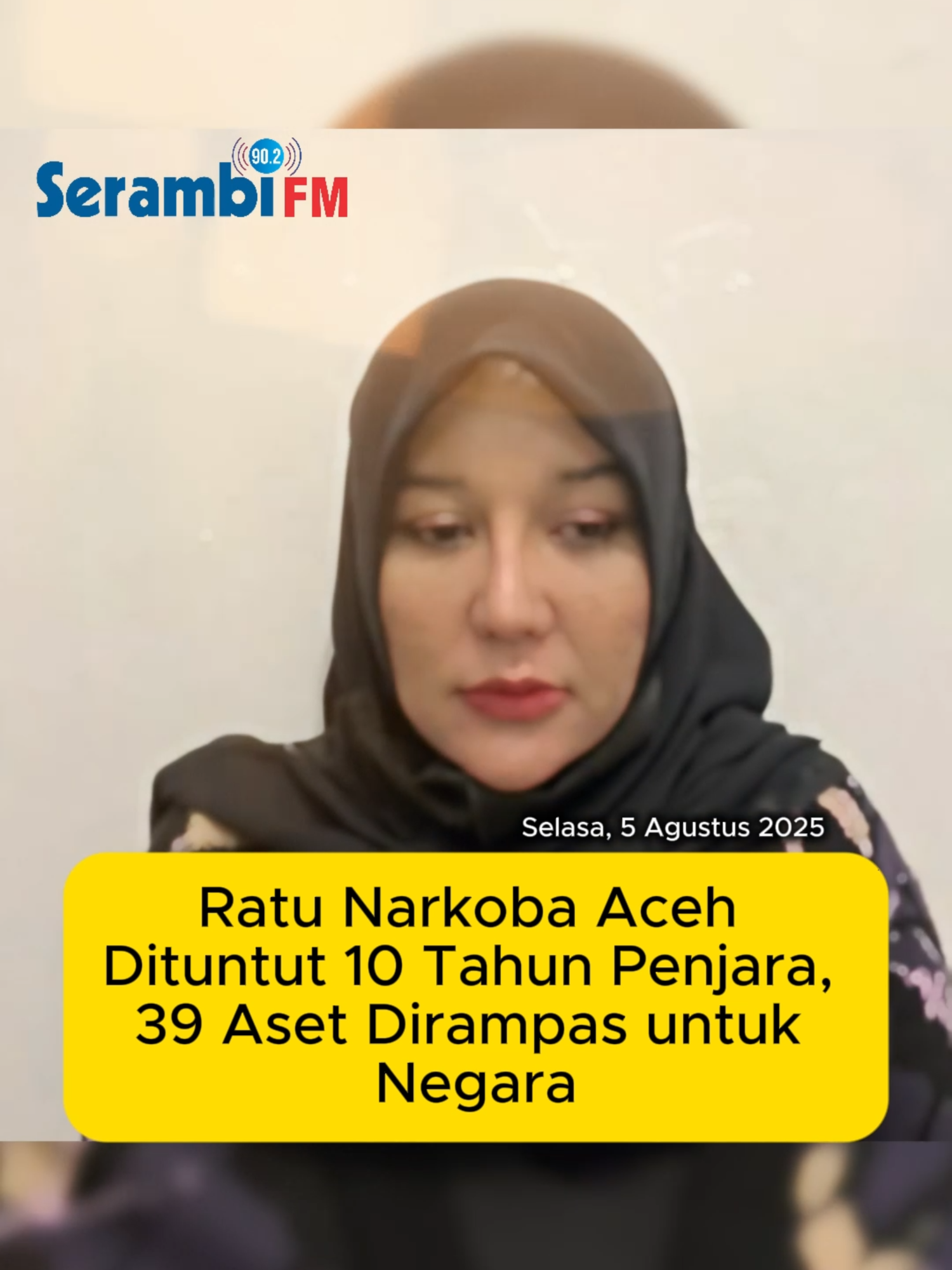 Nyonya N, warga Bireuen yang sering disebut ratu narkoba dituntut 10 tahun penjara di Pengadilan Negeri (PN) Bireuen, Senin (4/8/2025). Selain itu, aset yang tersebar di beberapa gampong juga disita atau dirampas untuk negara. Kajari Bireuen, H Munawal Hadi melalui Kasi Intelijen, Wendy Yuhfrizal SH mengatakan, dalam sidang lanjutan kemarin,  Jaksa Penuntut Umum (JPU) membacakan tuntutan terhadap terdakwa Nyonya N dalam perkara Tindak Pidana Pencucian Uang (TPPU) di Pengadilan Negeri Bireuen. Dalam tuntutannya, JPU Kejari Bireuen menuntut terdakwa Nyonya N terbukti secara sah dan meyakinkan bersalah melakukan Tindak Pidana Pencucian Uang. Nyonya N melanggar pidana dalam Pasal 2 ayat 1 Jo Pasal 3 Undang-Undang Nomor 8 Tahun 2010 tentang pencegahan dan pemberantasan dengan hukuman pidana penjara selama 10  tahun dan denda sejumlah Rp.1.000.000.000  (satu milyar rupiah) subsider 6 bulan penjara  dengan ketentuan pidana tersebut dijalani.  baca selengkapnya di serambinews.com #KasusNarkobaBireuen #TPPUBireuen #NyonyaNTerdakwa #AsetDisitaNegara #PengadilanBireuen #serambinews