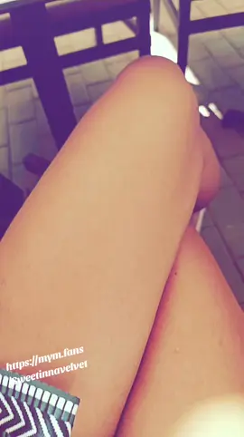 Le café est glacé… mais moi, je suis toute 🔥 Et si tu venais siroter quelque chose de plus personnel en privé ? https://mym.fans/Sweetinnavelvet #TerrasseMood #MatureVibes #CaféEtSéduction