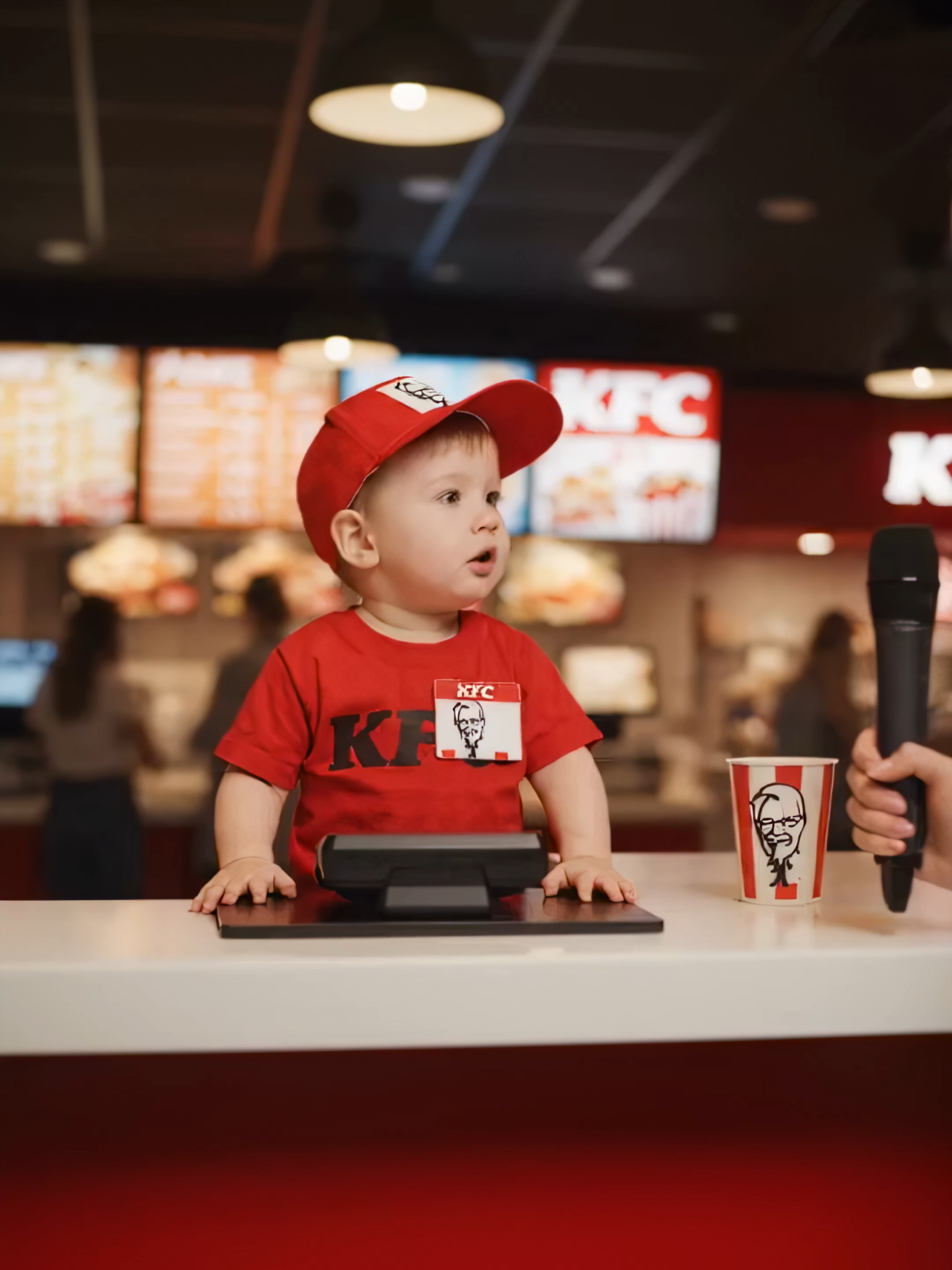 Детский KFC Маленький сотрудник KFC отвечает на вопросы журналиста: зачем он работает? Неожиданный ответ и милота гарантированы — смотрите до конца! #kfc #дети #шортс #работа #интервью #funny #shorts #veo3 #gemini #chatgpt #chatgptplus #BonardiAI #ai #неожиданнаяразвязка #юморприколы #жизненно #жизнь #социальнаядрама #baby #молодежь