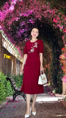 Đầm Thêu Phối Hoa và kim sa phale sáng trọng- thanh lịch.   #damdutiec #damdutiec #damtheu #thờitrangtrungniên #thờitrangtrungniêncaocấp #dâmsuong #đâmxinh 