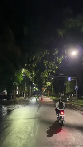 Malam di Malang setelah hujan basah, tenang, dan penuh kenangan yang belum sempat pulang. #malangvibes #semuatentangmalang #malangraya #malang24jam #kotamalang #malanghits #foryou #fypシ 