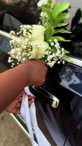 Wedding. Toda decoração feita ao carro dos noivos pelo @bodas_de_rosas, faz os noivos sentirem o momento. Além disso os noivos expressem sua individualidade e estilo, seja através das flores selecionadas, pérolas, laços, mensagens personalizadas ou outros elementos.  #widding#noivas#bodas#casamentos#angola🇦🇴portugal🇵🇹brasil🇧🇷 