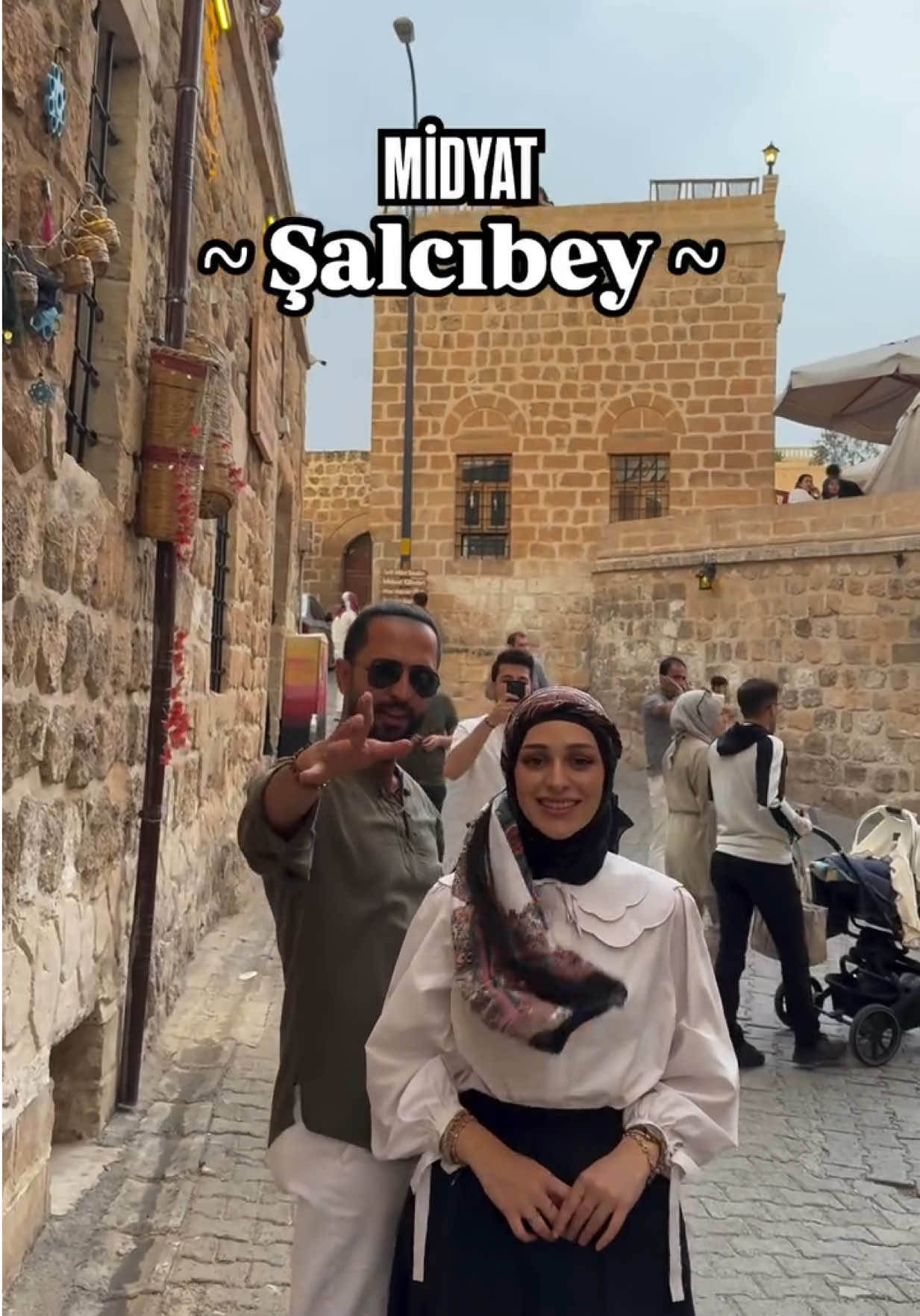 Mardin manifestime dahil olan @salcibey ‘e şal bağlatmak 👍 Birlikte gitmeliyiz dediğin arkadaşına gönder 💌  Mardin Hercai konağı önünde ✨ GAP turu detayları için sayfama göz atabilirsiniz 🫶 Daha fazla bu tarz içerikler için beni takip etmeyi unutmayın 💕 #mardin #mardinşalı #midyat #mardinkonakları #midyatgençlikmerkezi #gapturu #gap #şalbağlama
