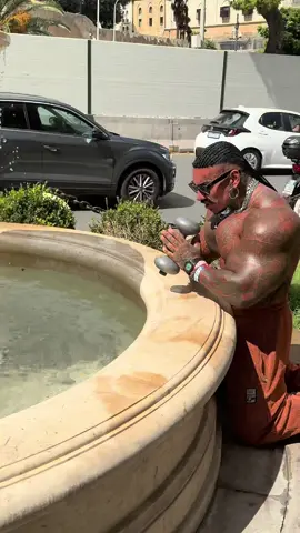 Voi potete buttare #soldi dentro la #fontana di trevi e io non posso buttare il peso per diventare più grosso? Un vero #bodybuilder fa questo quando è #natural e non può ricorrere ad altri trucchi!