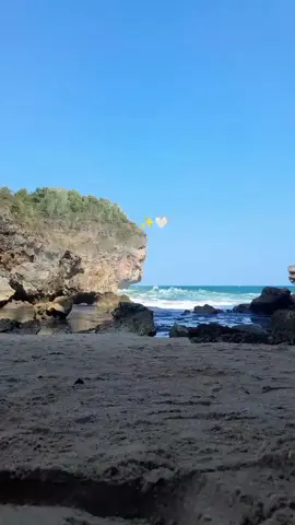 ✨Memang terkadang butuh kesalahan untuk membuka ruang baru agar tahu rasanya tidak jadi sempurna ✨ 📍Pantai Wohkudu, Gunungkidul  #fy #fyp #healing #pantai #pantaiwohkudu #gunungkidul #yogyakarta 