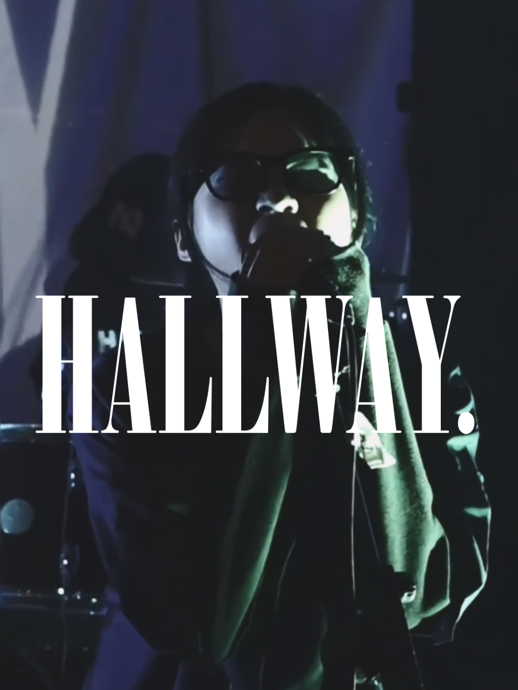 Lagu “Senapan Di Bola Mataku” dari band shoegaze/alternative rock (or whatever you call it) asal Malang, Hallway yang menampilkan Ais Pradyasti, menggambarkan sebuah pergulatan emosional yang sangat dalam tentang pengkhianatan, kekecewaan, dan kehancuran harapan. Dirilis sebagai single tunggal yang menandai peralihan gaya mereka menuju EP A Void Reality (2023), melalui dentuman shoegaze murung Hallway membangun narasi seseorang yang tersesat di tengah harapan palsu. Namun semuanya berubah saat Ais Pradyasti masuk—meneriakkan mantra kutukan. Ini bukan lagi lagu, tapi ledakan perasaan yang ditumpuk terlalu lama dalam diam, lalu dibacakan dengan darah. Dalam puisi kemarahan yang diteriakkan lantang itu, terdengar jerit seseorang yang pernah percaya sepenuhnya—pada cinta, pada janji, pada kebebasan. Tapi yang ia dapatkan hanyalah kehancuran, diam yang menusuk, dan tubuh yang lelah menggigil dalam perang batin. Lagu ini melompat dari perenungan depresif ke ledakan emosional, dari kesedihan hening ke amarah eksistensial. Lagu ini bukan untuk didengarkan setengah hati. Ia datang dari luka yang sudah terlalu dalam untuk dijahit, dari suara yang terlalu sering ditahan hingga akhirnya meledak seperti peluru terakhir di kepala sendiri. 📌 Perlu dicatat, deskripsi ini adalah interpretasi pribadi berdasarkan lirik dan nuansa musik, bukan pernyataan resmi dari band. Makna lagu bisa berbeda bagi setiap pendengar dan sangat dipengaruhi oleh pengalaman pribadi masing-masing. Sc 🎥 YouTube: Batas Frekuensi #hallway #senapandibolamataku #puisi #spokenword #liriklagu #lyricsvideo #fyp #lyrics #alternativerock #shoegaze #indierock #emo 