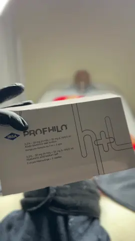 Profhilo is an injectable skin treatment that works like a super-hydrating moisturizer from the inside. It uses pure hyaluronic acid (HA) to boost skin moisture, firmness, and glow. Benefit: ✅Deeply hydrates the skin ✅Tightens and lifts loose skin ✅Improves skin texture, elasticity, and radiance How it works: -Tiny injections are given under the skin (usually 5 points per side of the face) -The product spreads on its own to hydrate and stimulate collagen and elastin ✔️Suitable for: Dull, dry, sagging, or aging skin Rm850 only #profhilo #profhilotreatment #profhilo® #profhiloinjection 