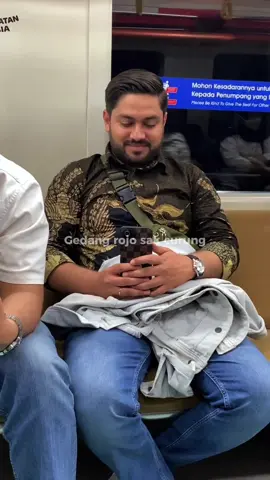 Di KRL ada mas India cakep, iseng ngerecord eh malah di record balik 🤣🙏🏻