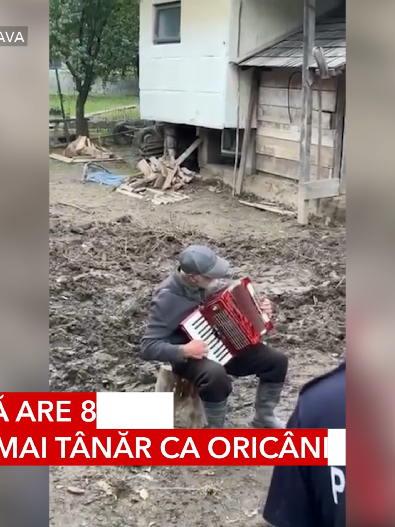 Acordeonul care a învins tăcerea dărâmăturilor Pompierii și voluntari prezenți la Broșteni să dea o mână de ajutor, au trăit o adevărată lecție de viață: chiar și când apele îți iau totul, muzica și speranța pot ține sufletul viu.