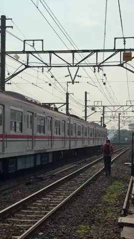 Insiden KRL Arah Bogor ke Jakarta Kota Anjlok, KAI Kini Terapkan Rekayasa Rute  Viral di media sosial insiden anjloknya kereta rel listrik (KRL) dari arah Bogor menuju Jakarta Kota. Dalam unggahan video yang dibagikan akun Instagram @bekasi.terkini, tampak rangkaian Commuter Line No. 1189 relasi Bogor menuju Jakarta Kota mengalami gangguan serius di emplasemen Stasiun Jakarta Kota, pada Selasa, 5 Agustus 2025 sekitar 07.17 WIB. Tampak para penumpang dalam gerbong kereta itu turun beramai-ramai imbas anjloknya KRL tersebut. 