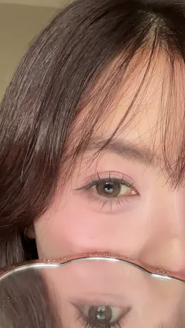 Ê lần đầu đeo cái lens có nhũ lấp lánh như này luôn á #gocsontrendy #lens #starlens #lens6thang #xuhuong 