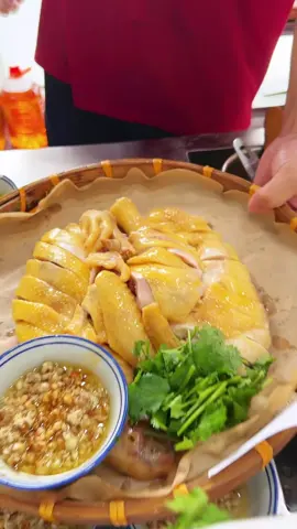 广州人吃白切鸡，已经卷到这个程度了？🐔😋 📍 地点：荔乡凤（番禺钟村店） 🏠 地址 : 广东省广州市番禺区钟韦路70号D座116号  ⏰️ 营业时间：09:30~21:00 ☎️ 电话号码：18124225271 #广州美食 #美食分享 #番禺区钟韦路 #荔乡凤 #古法白切鸡 