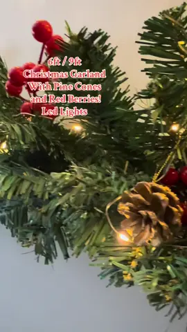 Christmas Garland With Pine Cones and Red Berries and led Lights #christmasgarland #christmasdecor #christmasornament #christmashomedecor #christmasdecorideas #christmastree #LaPuraCrema 