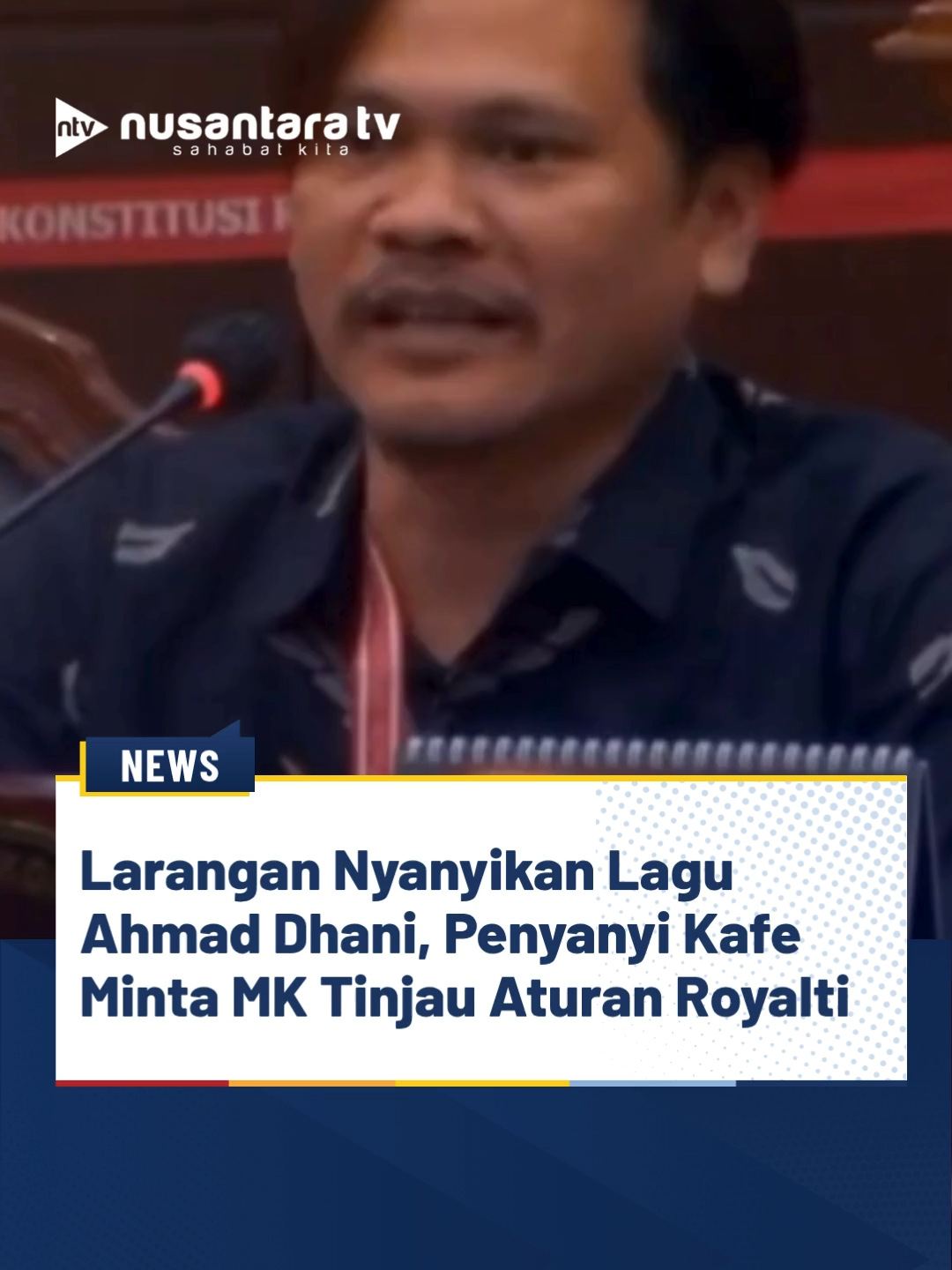 Azzum Seorang penyanyi kafe menyuarakan kegelisahannya langsung di Mahkamah Konstitusi (MK), terkait regulasi hak cipta yang dinilai memberatkan para musisi panggung kecil. Dalam sidang yang berlangsung Jumat (05/08/2025), Ia mengungkap bahwa lagu-lagu Ahmad Dhani menjadi salah satu yang paling sering diminta oleh pengunjung kafe, namun tidak bisa dibawakan karena larangan terkait royalti. Menurutnya, aturan saat ini terlalu menekan musisi yang tampil di ruang-ruang intim seperti kafe atau acara komunitas non-komersial, yang pada dasarnya tidak menghasilkan keuntungan besar. Ia berharap MK bisa meninjau kembali kebijakan tersebut agar lebih berpihak dan adil bagi para pelaku seni di tingkat akar rumput. (kj/en) #HakCiptaMusik #AhmadDhani #RoyaltiMusik #HakMusisi #nusantaratv #nusantaratvsahabatkita