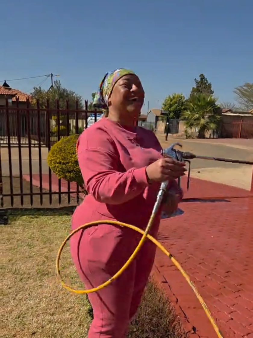 Client having some fun with the machine 😂 Client Satisfaction Guaranteed 💯🧑‍🎨🎨🇿🇦 #FlawlessCoatings #airlessspraypainting #satisfyingvideo #foryoupageofficial #southafrica 