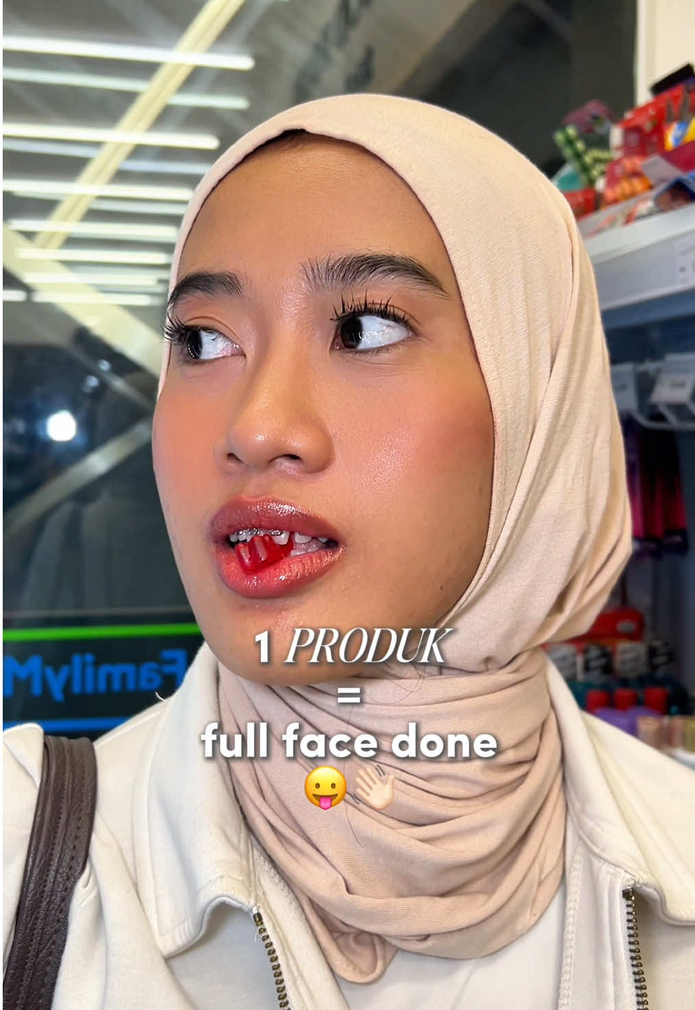 Kalo di liat-liat kakaknya kok mirip “tung tung sahur” ya guys😭, tapi kakaknya baik bgt dan pudding nya juga CANTIK POL di dia🤣❤️ produk: Cleviant Lip Pudding- Coral Peach💄 (nutup bibir gelap & twotone, bibir lembab,plumpy,glossy & hydrating ) Checkout di tiktokshop! LAGI BUY 1 GET 2 (selected item only)❤️ check harga? comment! #fyp #jakarta #cleviant #makeup #beauty #bibirgelap #douyin #liptint #lipen #fypシ゚ #fypシ #tutorial #lipgloss 
