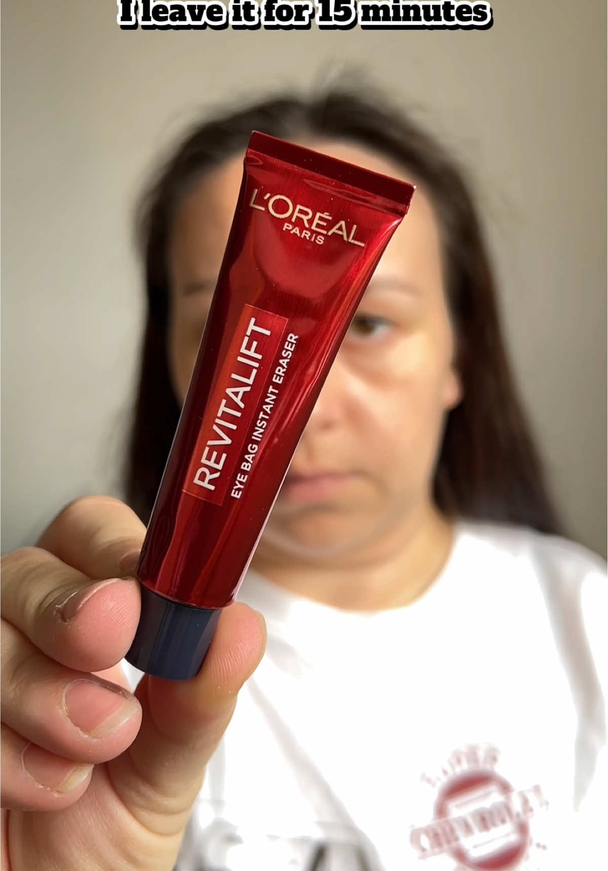 Test the Revitalift Laser Eye Bag Instant Eraser with me. I received this miracle product for testing, and honestly, I didn't notice much of a difference in appearance. However, I did notice a change in skin texture. The skin under my eyes becomes matte, smoother, but dry. Immediately after application, it stings/burns slightly, but once it dries, there's no discomfort. To 