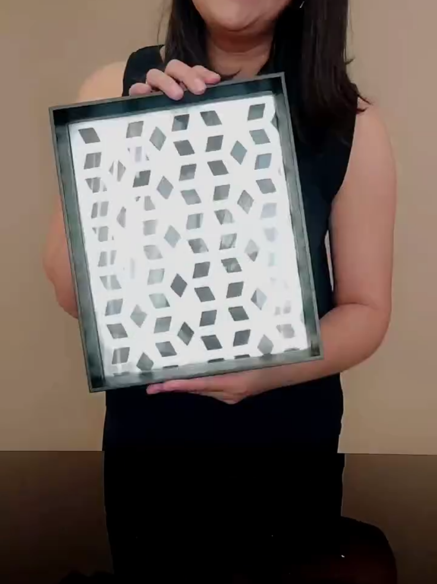✨Transforme o simples em sofisticado!✨ No vídeo de hoje, te mostro como transformar um porta-retrato em uma linda bandeja usando um jogo americano. Fácil, criativo e cheio de charme! 🖼️ #DIY #DecoraçãoCriativa #FaçaVocêMesmo #BandejaDecorativa #UpcycleComEstilo #explore #fanpage #fy 