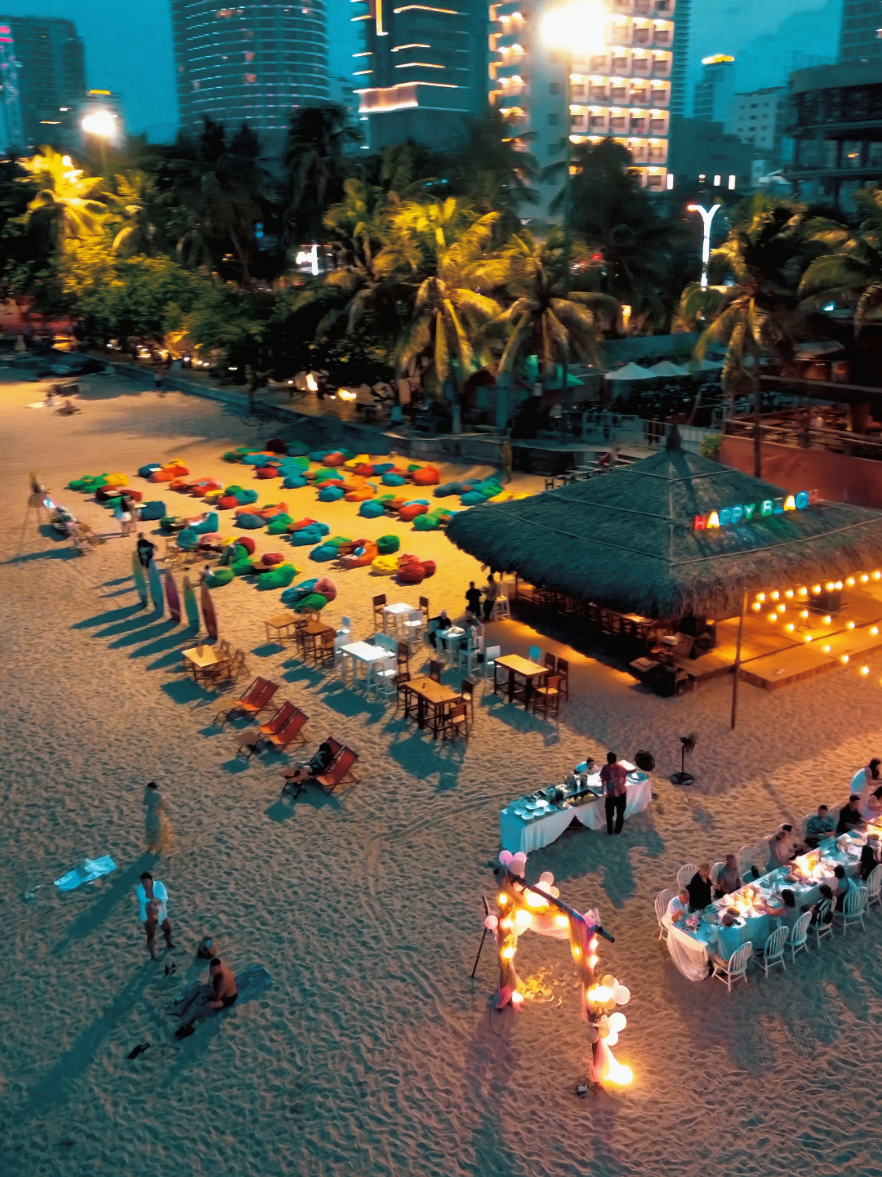 Biển chiều 6h vẫn nhộn nhịp... #binhyen #bien #nhatrang #canhdep #tamtrang #chill #flycam 