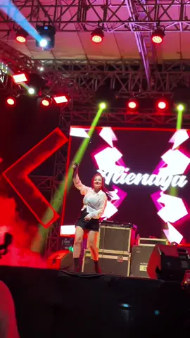hanya cinta dan malam  atau mau cinta satu malam ? 