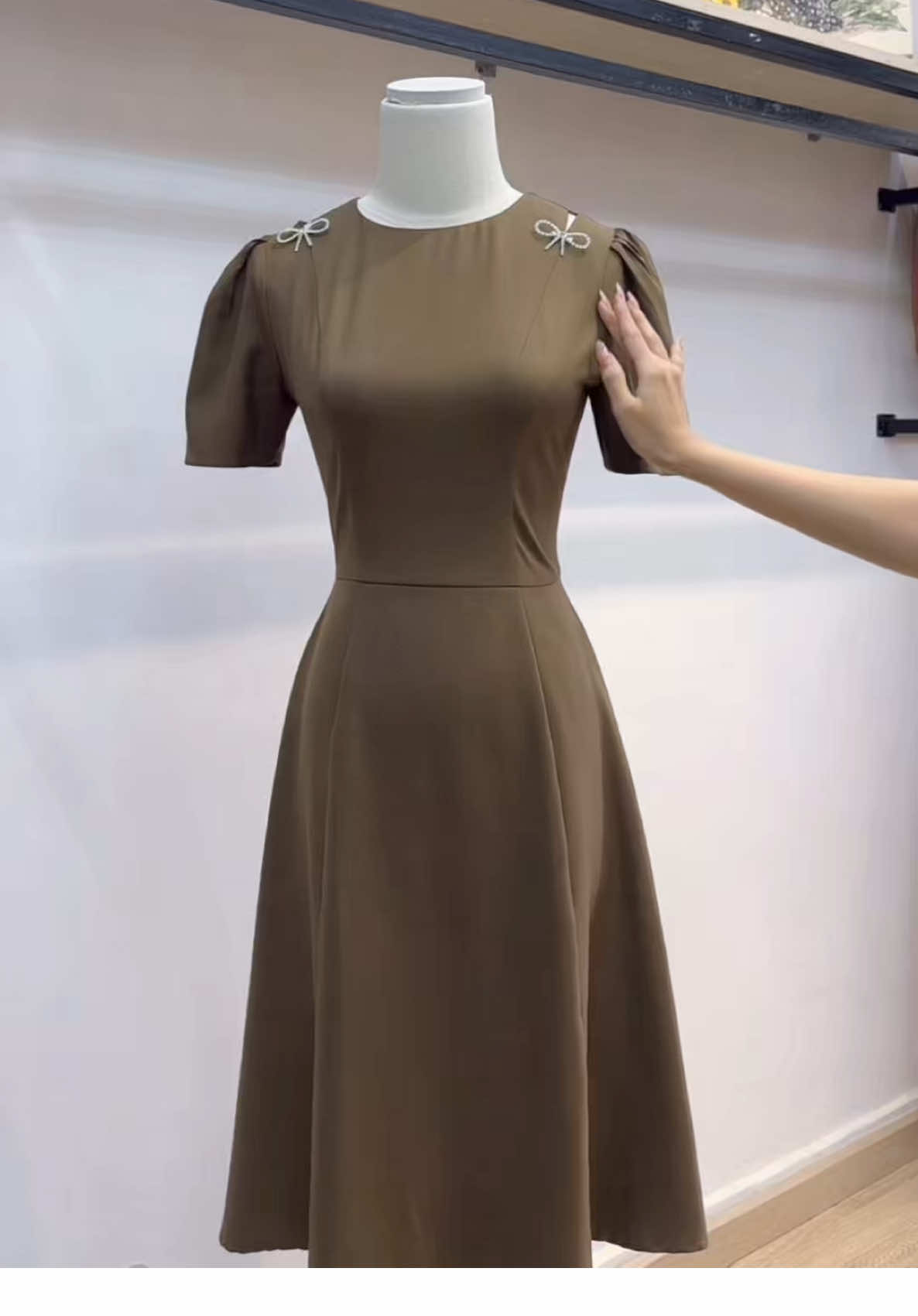 Đơn giản nhưng không đơn điệu – đầm lụa thiết kế giúp bạn nổi bật theo cách riêng 💕#8thang8 #NhậtVySale #TikTokFashion #myoutfit #SaleTháng8 #vaythietke #setthietke #damthietke 
