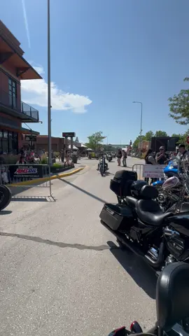 Go hard! #sturgis #sturgisrally #harleydavidson 