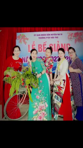 Trong hành trình làm nghề giáo, có những mối quan hệ không chỉ dừng lại ở tình đồng nghiệp mà còn trở thành tri kỷ, là điểm tựa tinh thần trong cuộc sống. F5 bạn thân là minh chứng sống động cho điều đó — một nhóm gồm năm người phụ nữ với năm cá tính, năm chuyên môn khác nhau, nhưng cùng chung một tấm lòng yêu nghề, yêu người. Đầu tiên là Thảo Nguyên, giáo viên tiếng Anh, luôn rạng rỡ và tràn đầy năng lượng, mang thế giới vào lớp học qua từng câu từ chuẩn xác và sinh động. La Huế, dạy Tin học và Toán, lại là “bộ óc logic” của nhóm, luôn tỉ mỉ, cẩn thận và sâu sắc. Thu Hằng, giáo viên Sinh học, dịu dàng và tinh tế, mang đến những tiết học nhẹ nhàng nhưng đầy sức gợi mở. Hà Nội, giáo viên Văn, là người yêu cái đẹp và luôn nhìn cuộc sống bằng lăng kính nghệ thuật, truyền cảm hứng bằng lời văn và trái tim nhạy cảm. Cuối cùng là Đàm Thao, cán bộ thư viện của nhà trường, thầm lặng nhưng không thể thiếu, luôn ân cần, tận tụy và là “người giữ hồn tri thức” cho cả thầy và trò. Dẫu mỗi người một con đường chuyên môn riêng, F5 vẫn luôn đồng hành như những mảnh ghép không thể tách rời – cùng chia sẻ, nâng đỡ và tạo nên một tình bạn đẹp đẽ, bền vững theo năm tháng. #xuhuong #ptdtnoitru #tiktok 