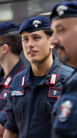 Surprised an Italian police officer 👮🏻‍♂️🫡 #streetphotography #italy #police #carabinieri @Domenico Di Rella480 