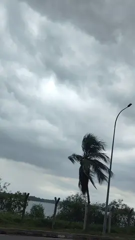 চাি একটা হয়ে যাই আরেক টা,, কথা বলে না বাগ্য তো আল্লাহর লিখন,, মানুস কি আর তা পালটাতে পারে😢