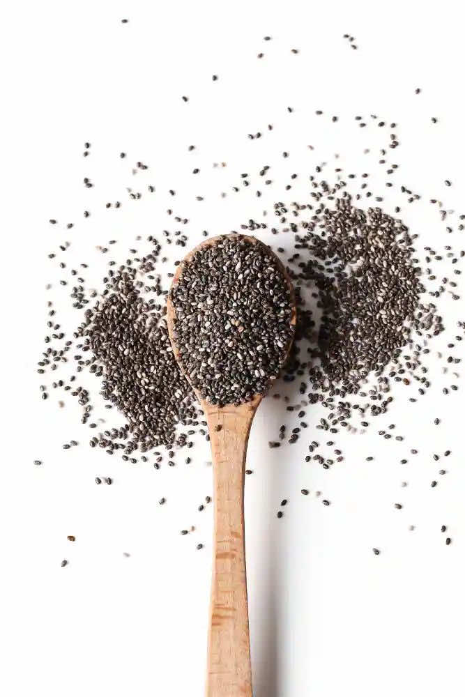 Você já viu o poder da chia de perto? E se eu te mostrasse o que ela faz no seu corpo? 🔬 No microscópio, a chia revela porque é considerada um superalimento.  Rica em fibras, ela forma um gel que ajuda na saciedade, melhora a digestão e ainda regula os níveis de açúcar no sangue. Além disso, é uma excelente fonte de ômega-3, contribuindo para a saúde do coração e ajudando a reduzir inflamações no corpo. Uma simples colher de chia no seu dia pode transformar sua alimentação sem esforço, ajudando na dieta e trazendo vários benefícios para quem busca saúde e resultados . . #chia #dicafit #alimentacaosaudavel #treinos 