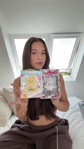 Hoe cute zijn deze 🥹 Op 9 augustus opent de eerste @Miniso Nederland 🎒 Flagship store in Amsterdam op Nieuwendijk straat 213. De eerste 300 klanten die meer dan €20 uitgeven krijgen een €20 goodiebag cadeau 🛍️😍. En je krijgt op 9 & 10 augustus €5 korting als je meer dan €50 uitgeeft 🤭. Wie zie ik op 9 augustus bij de opening? 🫶🏻 * a d 