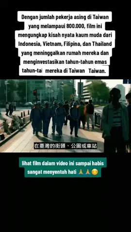 Dengan jumlah pekerja asing di Taiwan yang melampaui 800.000, film ini mengungkap kisah nyata kaum muda dari Indonesia, Vietnam, Filipina, dan Thailand yang meninggalkan rumah mereka dan menginvestasikan tahun-tahun emas mereka di Taiwan. Dari jalur produksi pabrik hingga perawatan rumah, dari masjid hingga Little Filipino Street, setiap langkah adalah puncak dari mimpi dan kerja keras. Film ini secara komprehensif menganalisis lima daya tarik utama Taiwan: upah dasar yang terus meningkat, asuransi kesehatan nasional dan asuransi tenaga kerja yang komprehensif, toleransi agama dan budaya yang kuat, lingkungan hidup yang aman dan nyaman, dan janji tempat tinggal permanen yang ditawarkan oleh sistem baru untuk mempertahankan pekerja terampil tingkat menengah. Membandingkan ini dengan Korea Selatan, Jepang, Singapura, dan Malaysia, film ini mengungkapkan bagaimana Taiwan mencapai keseimbangan sempurna antara upah, hak asasi manusia, dan kualitas hidup. Dari perspektif pekerja migran di Taiwan, film ini mengeksplorasi bagaimana mereka membeli makan malam dalam bahasa Mandarin, menerima majikan yang bijaksana selama Ramadan, dan menyanyikan lagu-lagu dari tanah air mereka di gereja pada hari Minggu. Anda akan memahami bahwa pekerja migran lebih dari sekadar angka; Mereka adalah mitra penting dalam mendorong kemakmuran ekonomi dan budaya Taiwan. Film ini juga mengeksplorasi kontroversi seputar biaya agensi, pembatasan cuti paruh waktu, dan tren masa depan dalam menarik pekerja migran India. Melalui grafis dinamis, visualisasi data, dan wawancara mendalam, film ini mengajak Anda untuk mempertimbangkan cara menciptakan lingkungan pekerja migran yang lebih ramah dan berkelanjutan, yang memungkinkan harapan akan koeksistensi yang beragam untuk terus bersinar di Taiwan. Melihat ke dalam diri para pekerja migran Asia Tenggara: Mengapa mereka semua berbondong-bondong ke Taiwan? Alasan utama di balik ini sungguh di luar imajinasi Anda!