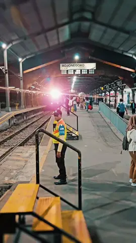 Senyaman apapun km di kota orang Tetap Bojonegoro tempatmu Pulang. -Stasiun Bojonegoro #bojonegoro #bojonegoro24jam #fyp #fypシ゚ #fyppppppppppppppppppppppp  #fyp #stasiunbojonegoro 
