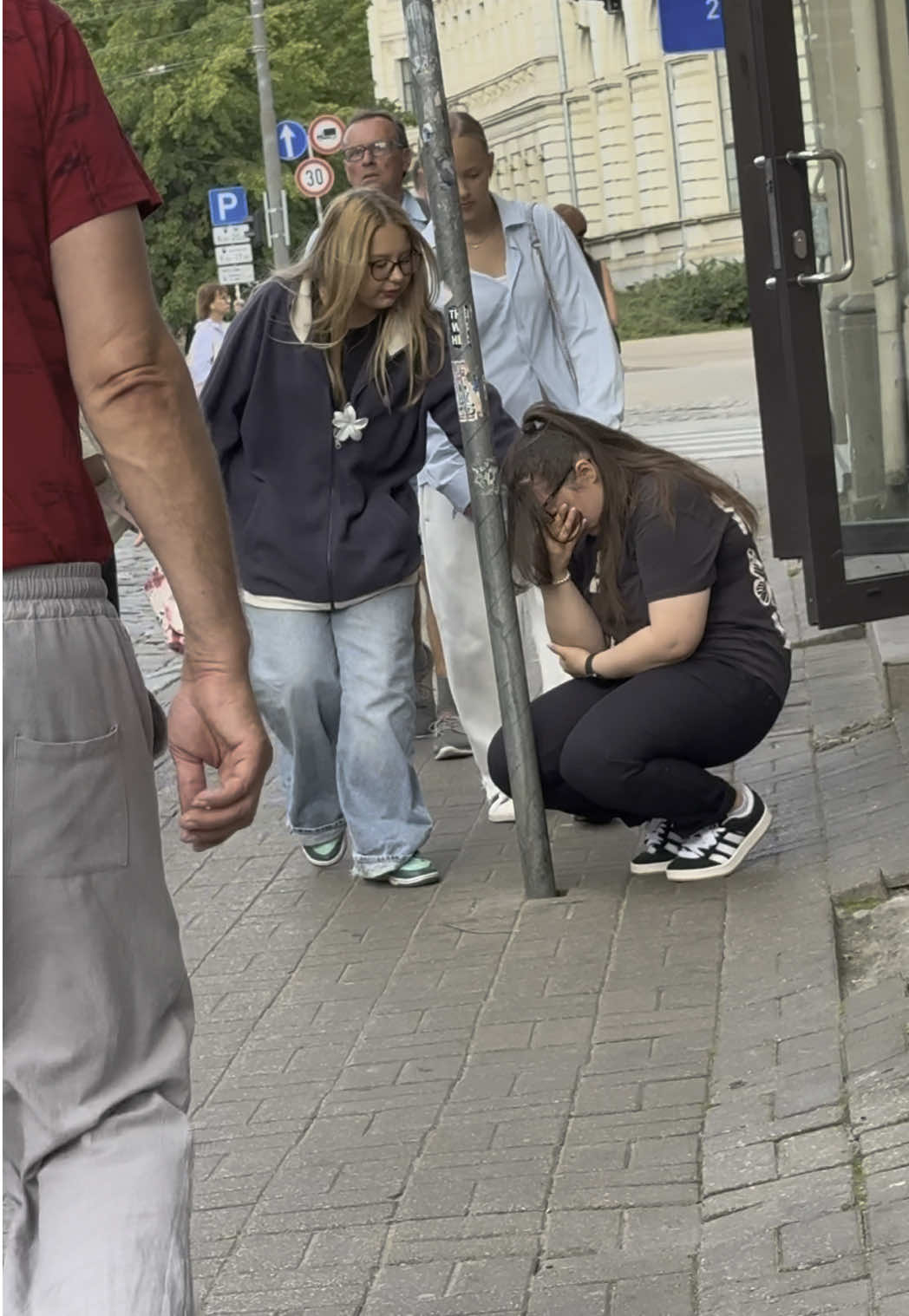 Why would a person ignore someone who feels bad and not help? 😔 Help each other! ❤️ #socialexperiment#amalsocialexperiment#feelingbad#helping#helppeople#helpeachother#sugar#france#germany#europe#bekind#kindness#helpful#choclate 