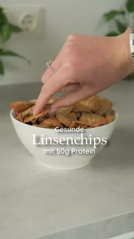Chips aus Linsen?! Klingt langweilig - schmeckt aber genial! crunchy, proteinreich, komplett ohne  Industriezucker und in unter 20Minuten gemacht. Snack smater, ohne unnötige Zutaten, wie in Produkten aus dem Supermarkt. #snack #protein #chrunchy 