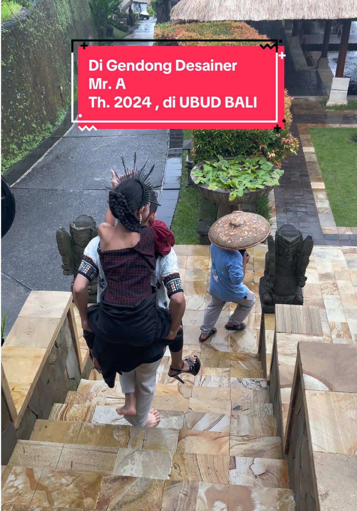 Di Gendong Desainer  . 🤣🤣 Azzahra Ghaniya Khanum  Foto desainer Mr .A , lokasi di Ubud Bali . Tahun 2024 . #model #modelbengkulu #bengkulutiktok #desainerindonesia #baliubud 