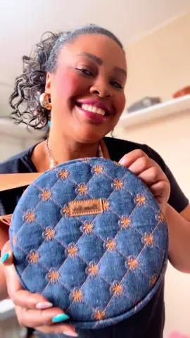 Mais um passo a passo lindo, rápido e fácil para vocês. Nessa bolsa redonda eu usei o JEANS MATELASSÊ lá da @companhiadosplasticos , e você tem várias opções de matelassê para escolher, um mais lindo que o outro. Não esqueça de usar o CUPOM LIZIANNE5 nas suas compras para ganhar desconto. Gostou da Bolsa e quer receber o molde? Então digita BOLSA REDONDA nos comentários que eu te envio no seu direct.@Companhia Dos Plásticos @Companhiadosplasticos 