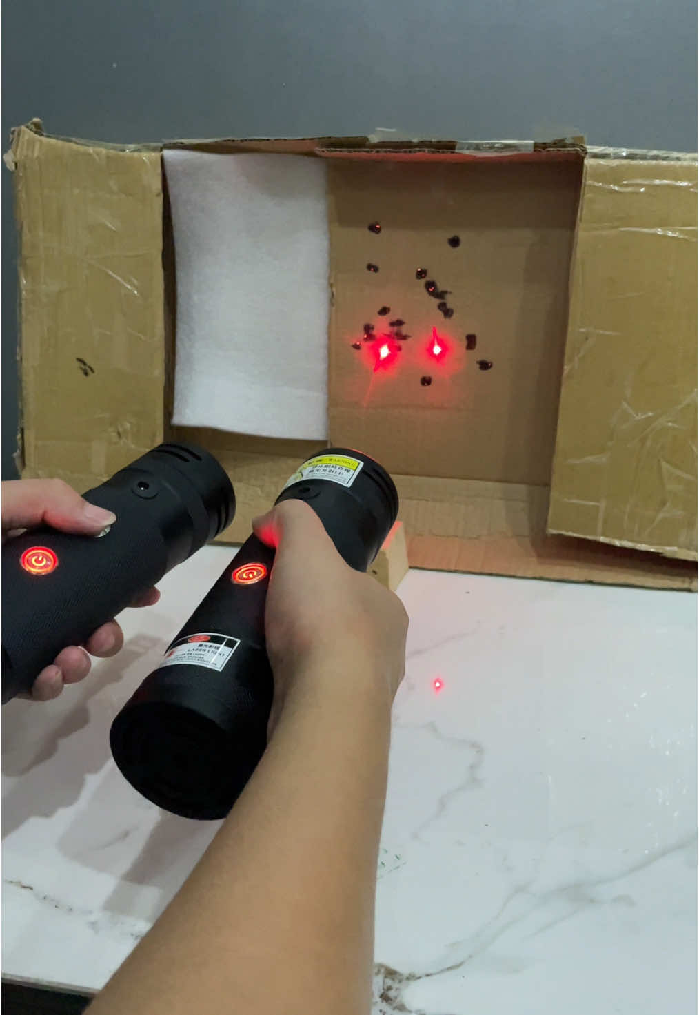 Hand-held double laser, invincible in the world#tiktok #laser #DIY #laserigniter #pump 