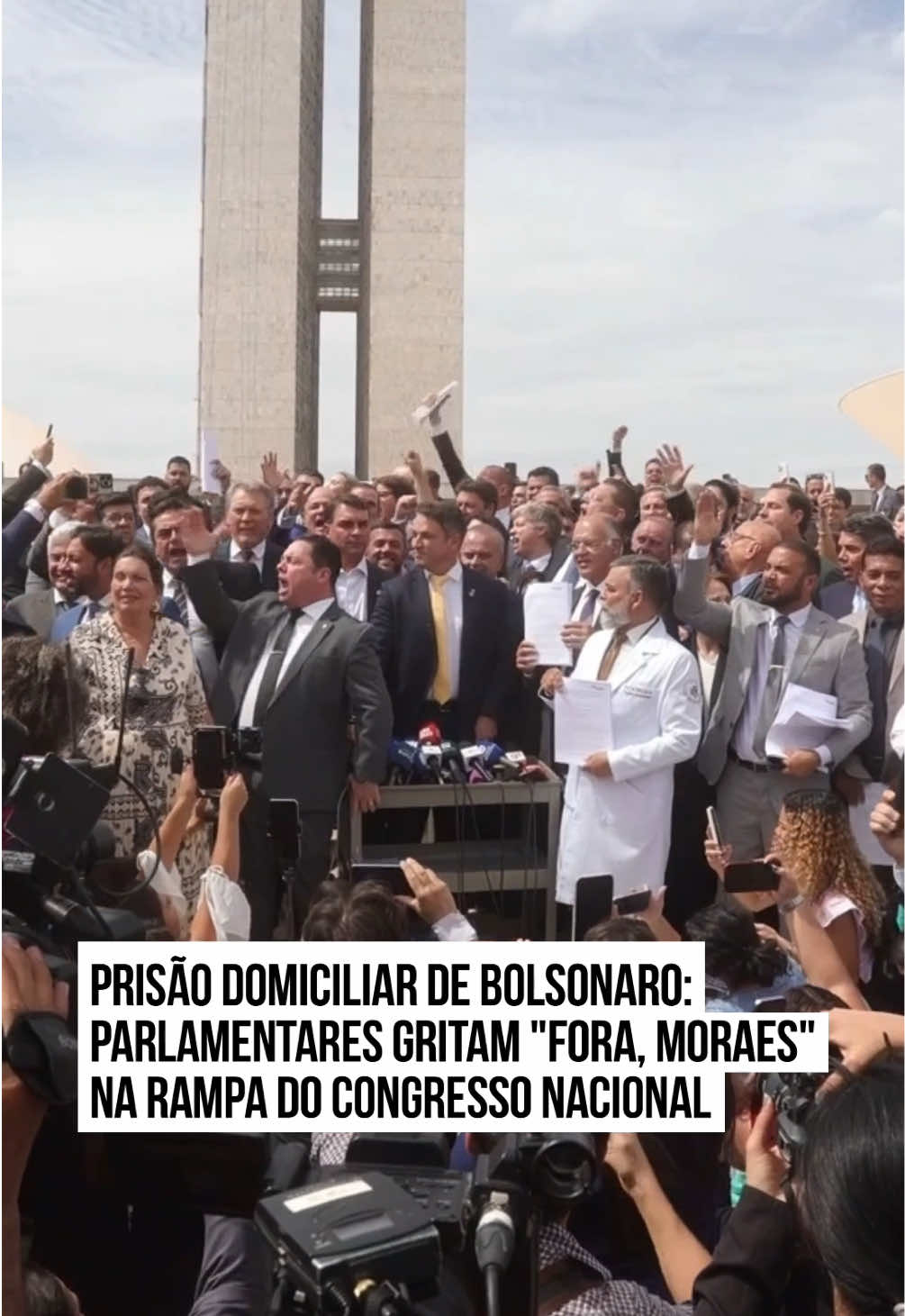 Em protesto à prisão domiciliar do ex-presidente Jair #Bolsonaro, parlamentares da oposição se reuniram, nesta terça-feira (5/8), na rampa do #CongressoNacional e gritaram 
