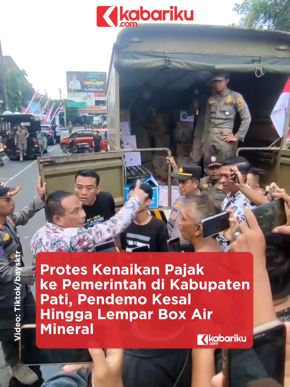 Protes Kenaikan Pajak ke Penerintah di Kabupaten Pati, Jawa Tengah, Pendemo Kesal Hingga Lempar Air Mineral Diketahui, Satpol PP mengambil air mineral para pendemo, kebutuhan air tersebut merupakan hasil iuran dari masyarakat untuk aksi penolakan kenaikan pajak. Belum diketahui kelanjutan aksi tersebut, namun para pendemo kecewa lantaran perwakilan dari pemerintah nampak terlihat aro*an saat menghadapi para pejuang aksi. #pati #kabupatenpati #demo #aksi #pajaknaik #news #update 