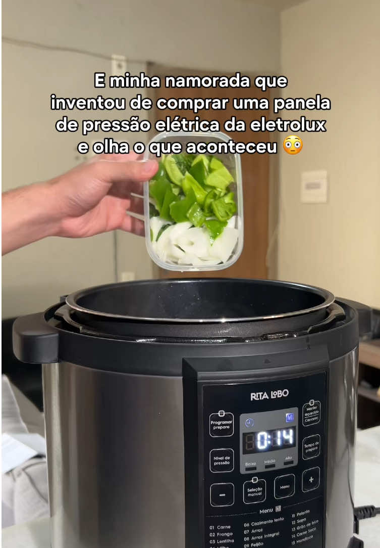 Comente QUERO para receber o link ✨ Ela faz o mesmo trabalho da panela de pressão comum, só que com muito mais segurança e praticidade. O que mais chamou atenção foi não precisar ficar ali em cima do fogo o tempo todo. Só coloca, programa e pronto. Ela já vem com as receitas e o tempo certo, o que facilita muito. E a trava de segurança realmente passa confiança. Tem várias funções no mesmo aparelho Economiza gás e é super silenciosa A comida sai no ponto Ótima pra quem quer praticidade e não quer se preocupar com panela pegando pressão no fogão ID: 7D0MM1-5N5F @Mercado Livre  No dia 8/8 tem ganhos em dobro, cupons e frete grátis a partir de 19 reais no Programa de Afiliados e Criadores! #comprasonline #comprasdecasa #AfiliadosMercadoLivre #MercadoLivre #DataDupla