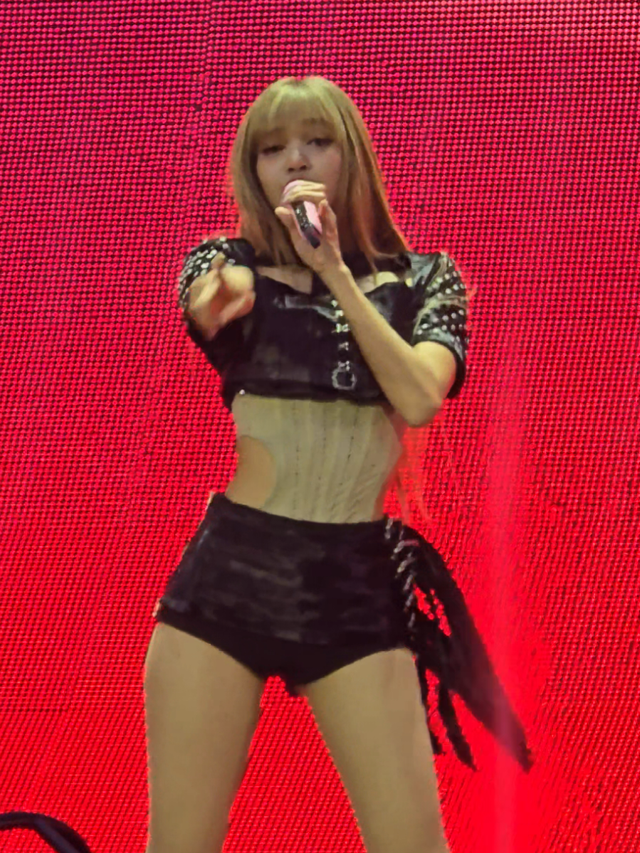 PLAYING WITH FIRE 🔥 - Lisa POV 🩷🖤 Fancam @blackpinkofficial @LISA #blackpink #paris #lisa #deadline #lisablackpink 