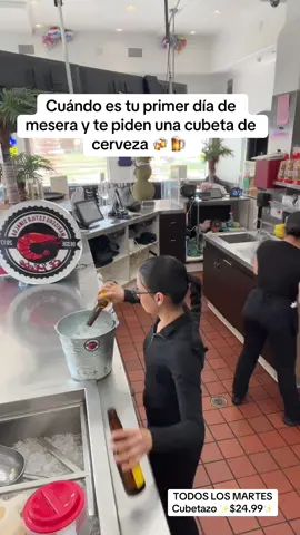 Cuándo es tu primer día de mesera 😵‍💫…… Tranquilos que ya aprendió a servir la cubeta JAJAJA 🤣 y hoy están a solo ✨$24.99✨ @Chivis♡  @Madahy💕  @Abbyyyyu🐝  @ruben  #humor #mariscosfrescos #paratiiiiiiiiiiiiiiiiiiiiiiiiiiiiiii #jajaja #risa #miprimerachamba #miprimerachamba😭 #siguenosparamasvideos #paramount #losangeles #california #downey #cubetazo #LIVEIncentiveProgram #LIVECanBeEasy #PaidPartnership 