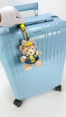 More styles can be viewed on the homepage👜 Rimowa's Glacier Blue carry-on luggage 💙 has a refreshing summer vibe, and with the cute Duffy Bear charm, it's incredibly stylish. ✨ Dragging it on a trip brightens your mood! #luxury #design #luxurylifestyle #new #fashion #unboxing #suitcase #rimowa 