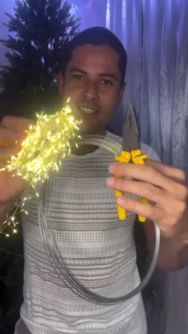 ✨ Quer aprender a dar aquele efeito na sua árvore de Natal?  No vídeo te mostro como colocar um cluster de luzes do jeito certo pra ficar bem distribuído e com acabamento impecável! 🌟🎄 📌 Aqui embaixo tem mais detalhes dos materiais que usei e você pode comentar com sua dúvida! IMPORTANTE: – Usei arame de LED com efeito tipo “festão” 💡 – O arame é galvanizado (não enferruja!) – Alicate de corte com ponta para dobrar #VitorDecora #Natal2025 #DecoracaoNatalina #DiyNatal #TendênciasNatalina 